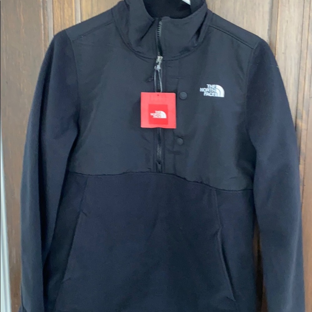 NWT pullover by North Face med black medium